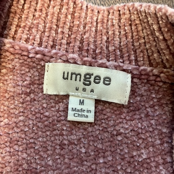 Umgee asymmetrical neckline blush sweater size medium - Picture 4 of 5